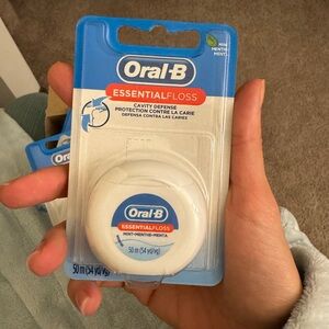 Oral-B essential floss